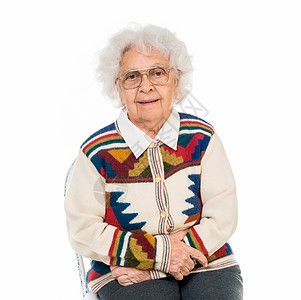 一位老年妇女的肖像祖母微笑白发老年病女士眼镜边缘白头母亲背景图片