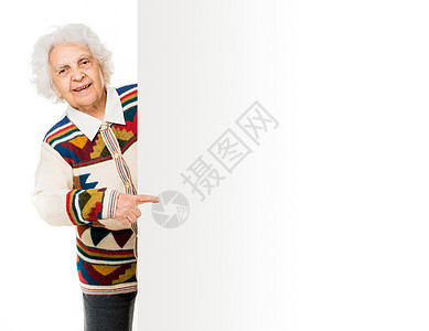 老年妇女与广告委员会并列白头木板微笑母亲祖母女士空白白色空间站边缘背景图片
