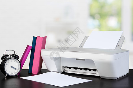架在桌上的压缩家庭打印机 书面模糊背景的书籍复印机文档工作办公室扫描器技术文书复印件商业桌子图片