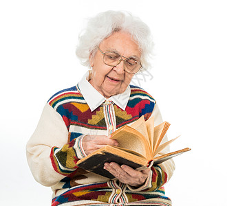 年长妇女翻翻旧书母亲祖母白头老年病微笑边缘女士眼镜白发背景图片