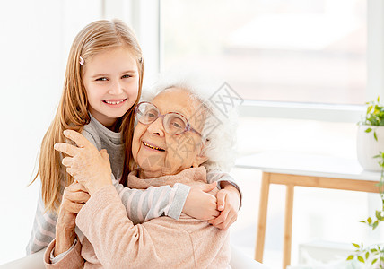 可爱的外婆和孙女女性妈妈祖母帮助眼镜老年拥抱微笑成人沉思图片