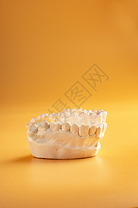 漂亮的笑脸和白牙的一种方式 隐形的塑料牙齿括号不显眼的假牙口袋青春期药品口腔科产品牙医医生玻璃病人女性诊所图片
