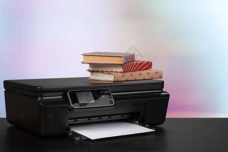 在模糊背景下堆放书本和家用打印机技术桌子电子产品办公室复印件工作墨水扫描扫描器文书商业高清图片素材