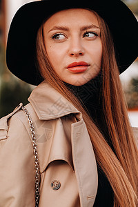 城市街道上穿黑帽子和大衣的女孩的肖像 妇女街头时尚 秋季服装 城市风格魅力奢华冒充衣服外套女士围巾太阳镜帽子女性图片