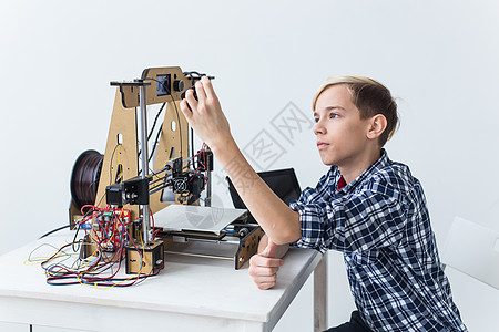 教育 儿童 技术概念     少年男孩正在印刷3D打印机男生学习建设商业幸福创造力打印快乐学生男性图片