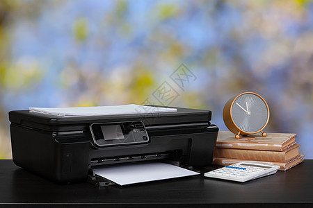 架在桌上的压缩家庭打印机 书面模糊背景的书籍职场桌面黑色技术复印件激光打印办公室商业墨水图片