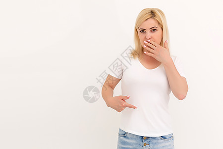 女人在白色T恤上露出一个斑点办公室厌恶女性出汗尴尬棕色洞察力黑发腋窝头发图片