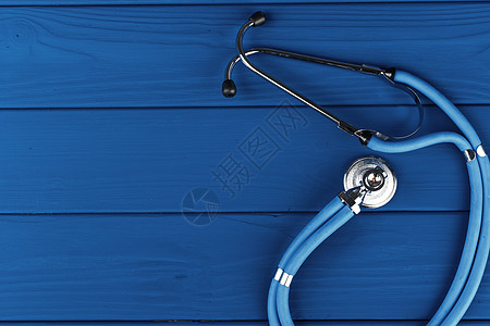 经典蓝色背景顶视图上的医学听诊器测试医院卫生金属治愈压力脉冲测量乐器保健图片