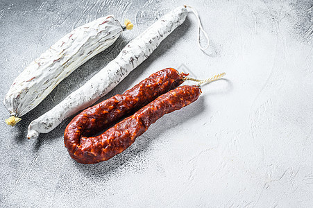 厨房桌上的西班牙沙拉米 fuet和chorizo香肠 白色背景 顶视图 复制空间图片