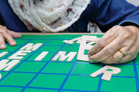 老年人填字游戏 帮助提高记忆力和大脑生活女士退休祖母爱好成年人闲暇护理拼字治疗图片
