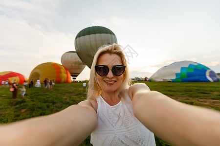 女人和热气球 夏天空气充气天线天空气球乐趣活动蓝色场地旅行图片