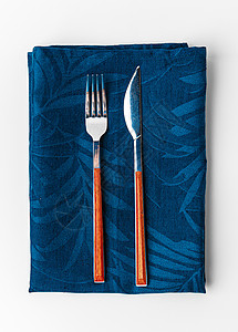一块叉子和刀在毛巾上 白背景孤立无援团体陶器组织餐巾织物银器餐具金属环境酒吧图片
