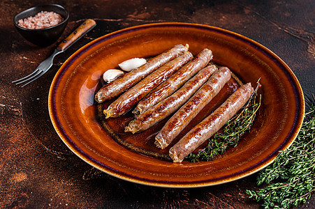 烤牛肉和猪肉香肠 上面有深底背景 顶层风景香料平底锅午餐草本植物乡村熏制油炸桌子黑色美食图片