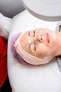 在一个女人脸上的透明面罩电影 去看美容师 面部护理保湿程序剥皮沙龙皮脂腺药品温泉化妆品说谎化妆师图片