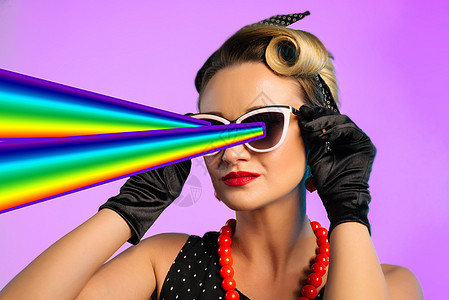 时装用彩虹激光从眼里将女人绑起来图片