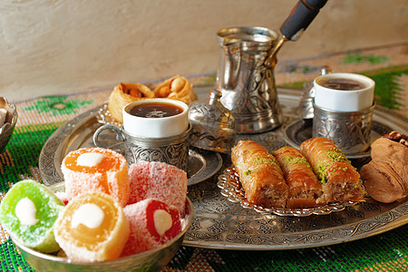 土耳其咖啡在金属托盘上配有土耳其菜边界火鸡芳香古董文化赞成杯子食物饮料泡沫图片
