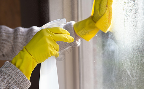 用喷雾洗涤剂 黄色橡胶手套和洗碗布在工作表面概念上清洁窗户 以实现卫生 商业和健康概念清洁剂保姆家庭生活家务厨房橡皮清洁工洗涤房图片