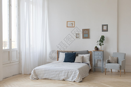 白色和灰色舒适卧室内部软垫灯罩墙纸房子椅子床头居民路标住宅植物图片