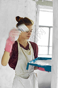 女画家 在白围裙家庭装修房内艺术家头巾绘画房子刷子房间工艺头发女性工作图片