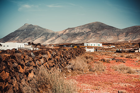 山地风景和房子图片