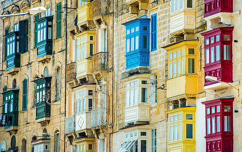 瓦莱塔街 有传统多彩的阳台住宅黄色旅行街道建筑房子历史城市历史性窗户图片