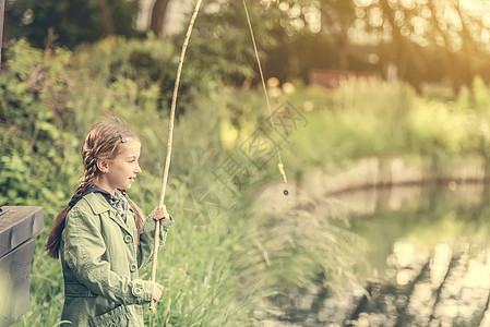 女童小鱼女爱好女孩渔夫森林池塘童年假期钓鱼乐趣闲暇图片