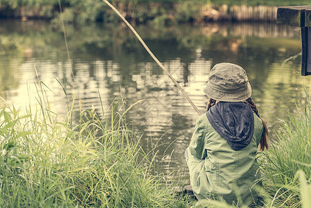 河岸上的小渔夫钓鱼孩子外套银行假期娱乐闲暇女士爱好森林图片