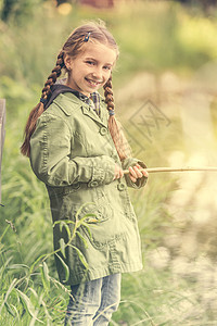 小女孩笑着微笑的小鱼女孩闲暇浮标钓鱼假期娱乐爱好女性青年女士渔夫图片
