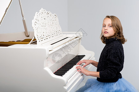 美丽的少女 弹钢琴的美少女玩家音乐家女孩音乐会钢琴家乐器孩子音乐童年键盘图片