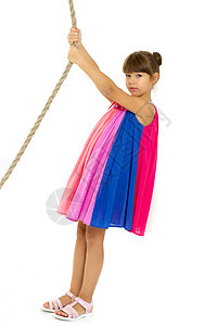 可爱的女孩玩绳子享受喜悦凉鞋发型裙子太阳裙衣服丝绸操场孩子图片