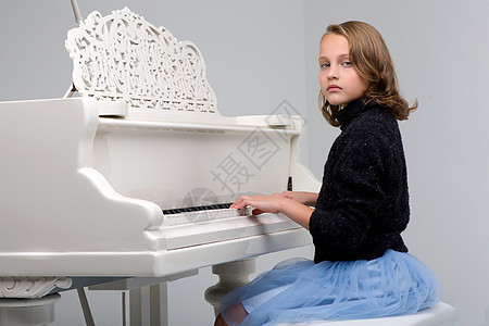 美丽的少女 弹钢琴的美少女音乐青少年旋律孩子音乐会玩家蕾丝艺术金发女郎工作室图片