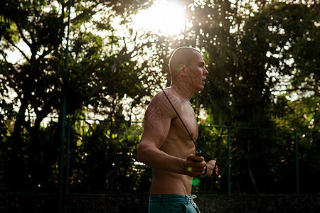 一个人用橡皮筋做男人力量锻炼有氧运动绳索身体运动成人运动员训练运动装图片