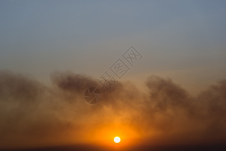 当阳光照耀时 美丽的天空蓝色风景天气白色天堂空气图片