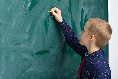 学校男生在课堂上写黑板粉笔木板衬衫班级小学生童年孩子学生男性思考图片