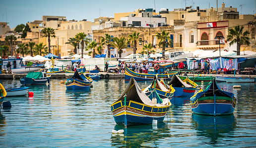 Marsaxlokk渔村附近渔船图片