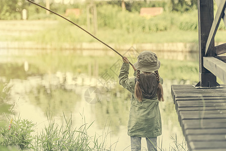 女童小鱼女假期渔夫娱乐森林女性孩子闲暇乐趣童年女士图片