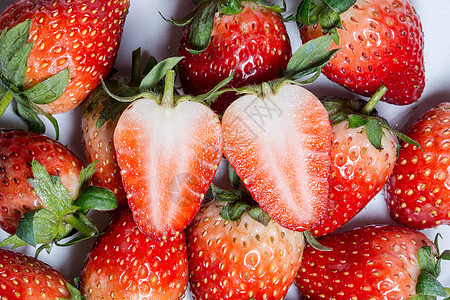 草莓白背景宏观白色绿色水果食物叶子浆果甜点红色图片