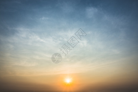 当阳光照耀时 美丽的天空白色天气蓝色天堂风景空气图片