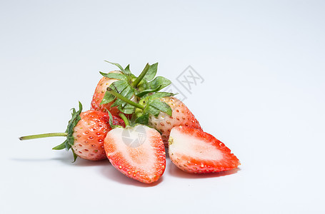 草莓白背景叶子红色白色宏观甜点食物水果浆果绿色图片