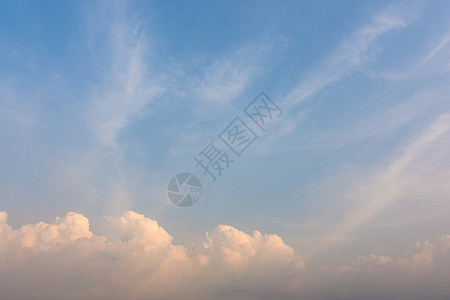 当阳光照耀时 美丽的天空天堂蓝色空气白色天气风景图片