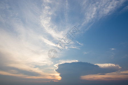 夜里天空和云彩的多彩图片蓝色风景空气天堂天气白色阳光图片