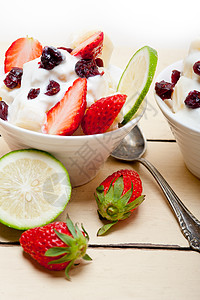 水果和酸奶沙拉健康早餐甜点食物营养奶昔牛奶奶制品酸奶小吃桌子美食图片