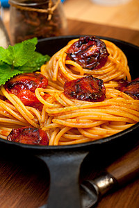 意大利面和薄荷叶番茄西红柿草本植物美食面条薄荷食物午餐盘子蔬菜食谱图片