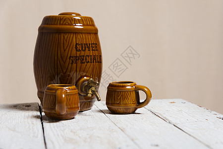 桌上的陶瓷桶和杯子啤酒厂酿造木头水壶金子制品庆典酒吧地窖液体图片