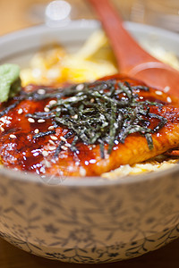 日本拉面餐厅肉汤盘子鳗鱼绿色美味海鲜美食芝麻午餐图片