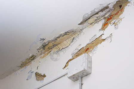 水管渗漏造成的最高损害上限 住房问题概念石膏房子管道天花板危险模具腐烂拱形办公室泄漏图片