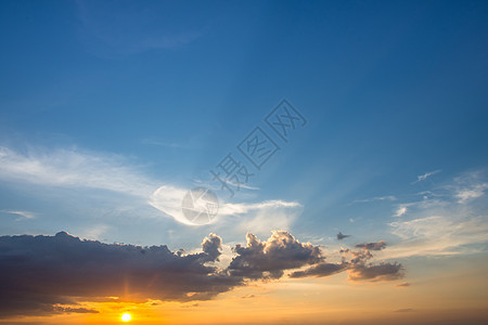 当阳光照耀时 美丽的天空天气天堂风景蓝色空气白色背景图片