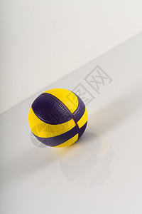 白底黄色和紫色的篮球 是圆形的反射乐趣物品白色情绪化压力篮子黑色娱乐皮革图片