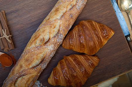 法国新鲜羊角面包和工匠袋式面包树传统甜点桌子营养小麦谷物乡村面粉糕点食物包子图片