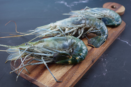 龙虾的尾巴 在桌边的砍刀板上砧板食物盘子生食海鲜桌子图片